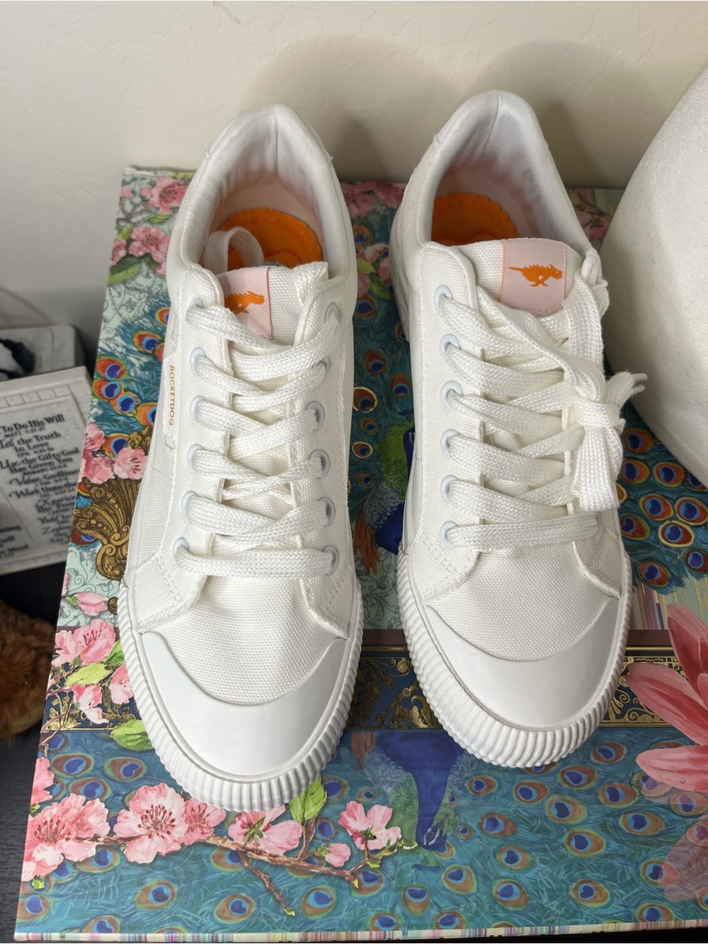Rocket Dog White Canvas Plush Foam Low Top Sneakers Women’s Size 8.5